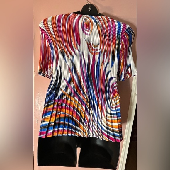 NWT Colorful artsy Pleated Stretchy Top beautiful  short sleeve M/L - Picture 10 of 10